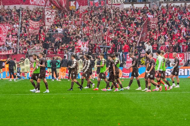 Deutschland: Fußball 2. Bundesliga 2026 27, 3. Spieltag FC St. Pauli vs 1. FC Kaiserslautern Millerntor-Stadion (Hamburg St. Pauli): Mannschaft 1. FCK vor Fans beim Jubel, davor Verlierer von St. Pauli *** Germany Soccer 2. Bundesliga 2026–27, Matchday 3: FC St. Pauli vs. 1. FC Kaiserslautern at Millerntor Stadium in Hamburg; the St. Pauli team celebrates with fans, while the defeated St. Pauli players stand in the foreground Copyright: xStefanxTrochax