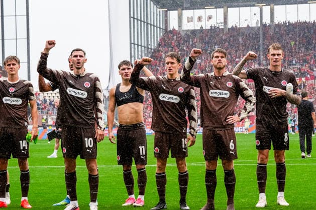 Deutschland: Fußball 2. Bundesliga 2026 27, 3. Spieltag FC St. Pauli vs 1. FC Kaiserslautern Millerntor-Stadion (Hamburg St. Pauli): Nach Niederlage vor Fankurve, Eric Smith (FC St. Pauli, 8), Marcus Mathisen (FC St. Pauli, 6), Ben Voll (FC St. Pauli, 1), Branimir Hrgota (FC St. Pauli, 10), Martijn Kaars (FC St. Pauli, 19), Erik Ahlstrand (FC St. Pauli, 14) *** Germany Soccer 2. Bundesliga 2026–27, Matchday 3: FC St. Pauli vs. 1. FC Kaiserslautern at Millerntor Stadium in Hamburg-St. Pauli Following a loss in front of the fan section: Eric Smith (FC St. Pauli), 8; Marcus Mathisen (FC St. Pauli), 6; Ben Voll (FC St. Pauli), 1, Branimir Hrgota (FC St. Pauli), 10, Martijn Kaars (FC St. Pauli), 19, Erik Ahlstrand (FC St. Pauli), 14 Copyright: xStefanxTrochax