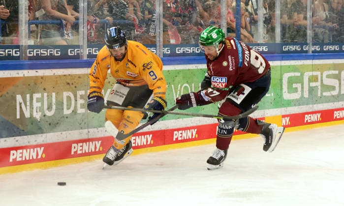 Adam Brady, Gabriel Fontaine Zweikampf Spielszene Aktion Eishockey Penny DEL Deutsche Eishockey Liga Testspiel Saison 2026 2027 30.08.2026 EHC Eisbären Berlin EBB vs. Lausitzer Füchse *** Adam Brady, Gabriel Fontaine: A one-on-one matchup, game action, sports, ice hockey, Penny DEL (German Ice Hockey League), exhibition game, 2026–2027 season, August 30, 2026, EHC Eisbären Berlin (EBB) vs. Lausitzer Füchse