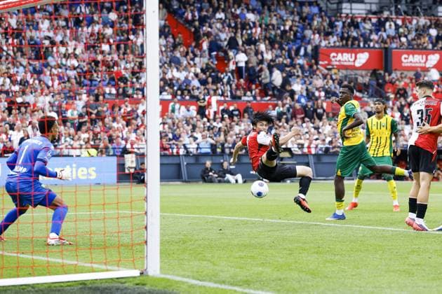ROTTERDAM - ADO Den Haag goalkeeper Kilian Nikiema, Ayase Ueda of Feyenoord (lr) during the Dutch Eredivisie match between Feyenoord Rotterdam and ADO Den Haag at De Kuip stadium on 30 August 2026 in Rotterdam, the Netherlands. MAURICE VAN STEEN ANP Eredivisie 2026 27 xVIxANPxSportx xxANPxIVx 566596479 originalFilename: 566596479.jpg