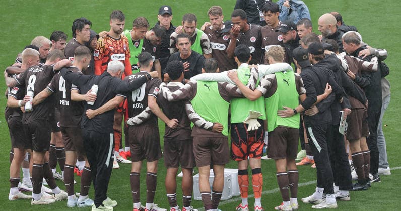 Speech by Coach Marcel Rapp of St. Pauli to the team in a huddle—Soccer, 2nd Division, 2026–2027 Men s Season, FC St. Pauli vs. 1. FC Kaiserslautern, 1–2. DFL regulations prohibit any use of photographs as image sequences and or quasi-video.