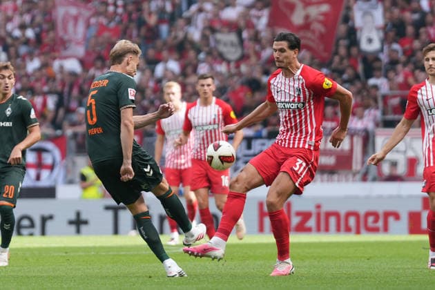 Amos Pieper (SV Werder Bremen, 05) im Zweikampf mit Igor Matanovic (SC Freiburg, 31) , Deutschland, Fussball, 1. Bundesliga, 1.Spieltag, 2026 2027, SC Freiburg vs. SV Werder Bremen, 30.08.2026, Europa-Park Stadion, Freiburg Freiburg Europa-Park Stadion Baden-Württemberg Deutschland *** Amos Pieper (SV Werder Bremen), No. 5, in a tackle with Igor Matanovic (SC Freiburg), No. 31, Germany, Soccer, Bundesliga 1, Matchday 1, 2026–2027, SC Freiburg vs. SV Werder Bremen, August 30, 2026, Europa-Park Stadium, Freiburg, Baden-Württemberg, Germany Copyright: xArnexAmbergx