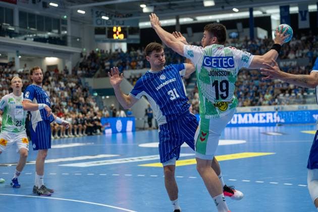 Elvar Orn Jonsson, backcourt, SC Magdeburg 19, Kay Smits, backcourt, VfL Gummersbach 31, VfL Gummersbach vs. SC Magdeburg, Opel Handball Bundesliga, Men’s, Matchday 1, August 30, 2026, Gummersbach, North Rhine-Westphalia, Germany Copyright: xkolbert-press MartinxWdziecznyx