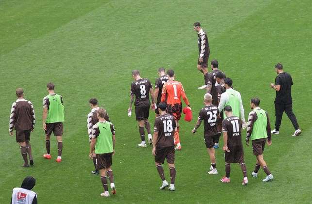 Coach Marcel Rapp, St. Pauli, and his team disappoint; Soccer, 2nd Division, 2026–2027 Men’s Season, FC St. Pauli vs. 1. FC Kaiserslautern, 1–2. DFL regulations prohibit any use of photographs as image sequences and or quasi-video.