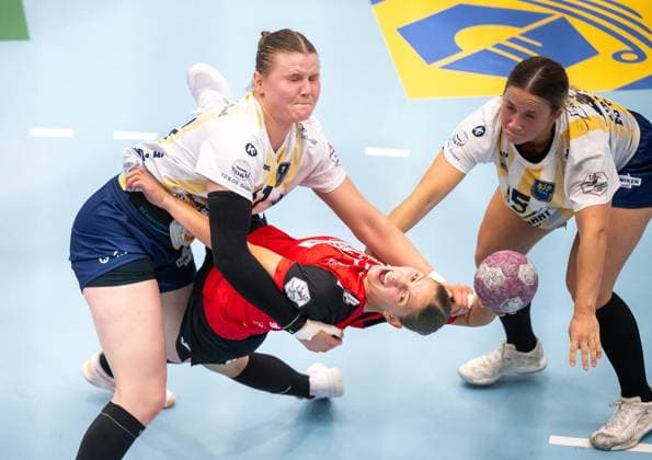 WOMEN S HANDBALL 2026–2027 1ST BUNDESLIGA MATCHDAY 1 THC BUXTEHUDER SV ** FOR EDITORIAL PURPOSES ONLY ** EDITORIAL USE ONLY ** p 30 08 2026 Bad Langensalza Women’s Handball 1st Bundesliga Women’s Season 2026–2027 Salzhalle Match Day 1 Thüringer HC vs. Buxtehuder SV; pictured: Dilayla Alarslan 38 of Thüringer HC in a duel with Carina Senel 45 of Buxtehuder SV and Lin Elisabeth Lück 51 Buxtehuder SV Germany Thuringia Bad Langensalza Copyright SaschaxFromm Copyright: SaschaxFromm doc87dv57zf85tik5u41maf ,EDITORIAL USE ONLY Copyright: SaschaxFromm