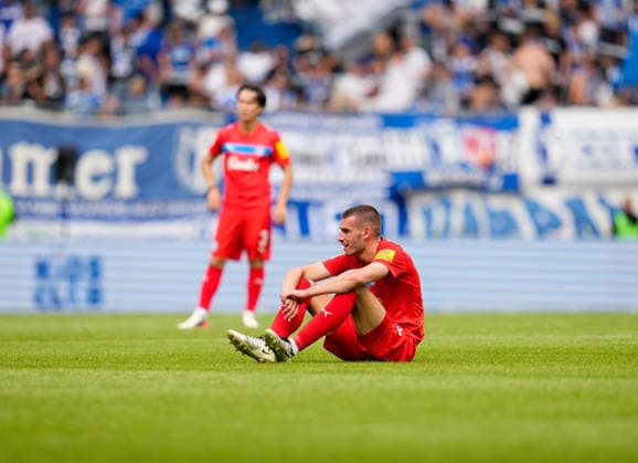 Ivan Nekic (Holstein Kiel, 13) sitzt nach dem Spiel auf dem Spielfeld. GER, 1. FC Magdeburg vs Holstein Kiel, 2. Bundesliga, 3. Spieltag, Saison 2026-27, Avnet Arena, Magdeburg, 30.08.2026 DFL REGULATIONS PROHIBIT ANY USE OF PHOTOGRAPHS AS IMAGE SEQUENCES AND OR QUASI-VIDEO GER, 1. FC Magdeburg vs Holstein Kiel, 2. Bundesliga, 3. Spieltag, Saison 2026-27, 30.08.2026 Magdeburg *** Ivan Nekic of Holstein Kiel, No. 13, sits on the field after the game. GER, 1. FC Magdeburg vs. Holstein Kiel, 2. Bundesliga, Matchday 3, 2026–27 season, Avnet Arena, Magdeburg, August 30, 2026. DFL regulations prohibit any use of photographs as image sequences and or quasi-video. GER, 1 FC Magdeburg vs. Holstein Kiel, 2. Bundesliga, Matchday 3, 2026–27 season, August 30, 2026, Magdeburg Copyright: xEibner-Pressefoto ScottxColemanx EP_SCN