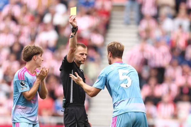 Sunderland v Fulham, Premier League Referee Michael Salisbury gives Joachim Andersen of Fulham a yellow card during the Premier League match between Sunderland and Fulham at the Stadium Of Light, Sunderland, UK on 30 August 2026. Sunderland Stadium Of Light Tyne and Wear UK Editorial use only DataCo restrictions apply See www.football-dataco.com , Copyright: xRyanxBrownex PSI-24780-0053