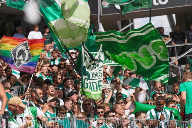 Deutschland: Fussball Bundesliga Saison 2026 - 2027, 1. Spieltag - SC Freiburg vs Werder Bremen - Europa Park Stadion (Freiburg): Fußballfans von Werder Bremen auf der Tribüne im Stadion, dicht gefüllte Fankurve mit zahlreichen grün-weißen Fahnen und Vereinsfarben. Im Vordergrund große Schwenkfahnen, darunter eine Regenbogenfahne mit Werder-Raute. Zuschauer, Fans, Supporter, Fankultur, Fanblock, Tribüne, Fahnenmeer, Regenbogen, Pride, Vielfalt, LGBTQ, Stimmung, Emotionen, Fan-Support, Werder Bremen. *** Germany Soccer Bundesliga 2026–2027 Season, Matchday 1: SC Freiburg vs. Werder Bremen at Europa-Park Stadium in Freiburg. Werder Bremen soccer fans in the stands, a packed fan section with numerous green and white flags and team colors. In the foreground, large waving flags, including a rainbow flag featuring the Werder diamond. Spectators, fans, supporters, fan culture, fan section, stands, sea of flags, rainbow, Pride, diversity, LGBTQ, atmosphere, emotions, fan support, Werder Bremen Copyright: xJOERANxSTEINSIEKx