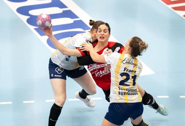 WOMEN S HANDBALL 2026–2027 1ST BUNDESLIGA MATCHDAY 1 THC BUXTEHUDER SV ** FOR EDITORIAL PURPOSES ONLY ** EDITORIAL USE ONLY ** p August 30, 2026 Bad Langensalza Women’s Handball 1st Bundesliga Women’s Season 2026–2027 Salzhalle Matchday 1 Thüringer HC vs. Buxtehuder SV In the photo: Kelly De Abreu Rosa (77) of Thüringer HC in a duel with Nele Franz (21) of Buxtehuder SV and Lin Elisabeth Lück 51 Buxtehuder SV Germany Thuringia Bad Langensalza Copyright SaschaxFromm Copyright: SaschaxFromm doc87dv9td2grqc99x5oct ,EDITORIAL USE ONLY Copyright: SaschaxFromm