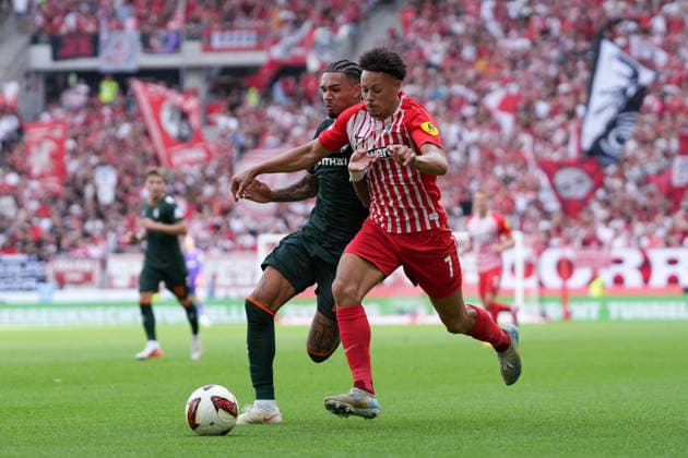 Justin Njinmah (SV Werder Bremen, 11) im Zweikampf mit Derry Scherhant (SC Freiburg, 07) , Deutschland, Fussball, 1. Bundesliga, 1.Spieltag, 2026 2027, SC Freiburg vs. SV Werder Bremen, 30.08.2026, Europa-Park Stadion, Freiburg Freiburg Europa-Park Stadion Baden-Württemberg Deutschland *** Justin Njinmah (SV Werder Bremen), No. 11, in a tackle with Derry Scherhant (SC Freiburg), No. 07, Germany, Soccer, Bundesliga 1, Matchday 1, 2026–2027, SC Freiburg vs. SV Werder Bremen, August 30, 2026, Europa-Park Stadium, Freiburg, Freiburg, Europa-Park Stadium, Baden-Württemberg, Germany Copyright: xArnexAmbergx