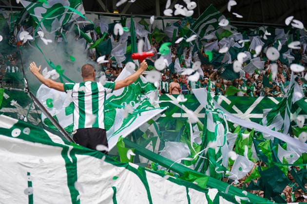 Deutschland: Fussball Bundesliga Saison 2026 - 2027, 1. Spieltag - SC Freiburg vs Werder Bremen - Europa Park Stadion (Freiburg): Fankurve von Werder Bremen im Stadion: Vorsänger mit Megafon vor dicht gedrängten Fans, umgeben von großen grün-weißen Schwenkfahnen. Grüner Rauch, Konfetti und Luftschlangen prägen die Choreographie. Zuschauer, Fans, Ultras, Supporter, Tribüne, Fanblock, Fankultur, Fanchoreo, Choreographie, Fahnenmeer, Megafon, Rauch, Pyrotechnik, Konfetti, Stimmung, Emotionen. *** Germany Soccer Bundesliga 2026–2027 Season, Matchday 1: SC Freiburg vs. Werder Bremen at Europa-Park Stadium in Freiburg. Werder Bremen fan section in the stadium; a lead singer with a megaphone in front of a densely packed crowd of fans, surrounded by large green-and-white waving flags. Green smoke, confetti, and streamers characterize the choreography. Spectators, fans, ultras, supporters, stands, fan section, fan culture, fan choreography, choreography, sea of flags, megaphone, smoke, pyrotechnics, confetti, atmosphere, emotions Copyright: xJOERANxSTEINSIEKx