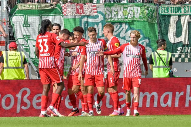 Jubel zum Tor zum 1:0 durch Yuito Suzuki (SC Freiburg, 14) GER, SC Freiburg vs Werder Bremen, Fussball, Bundesliga, 1. Spieltag, Saison 2026 2027, 30.08.2026 DFL DFB REGULATIONS PROHIBIT ANY USE OF PHOTOGRAPHS AS IMAGE SEQUENCES AND OR QUASI-VIDEO GER, SC Freiburg vs Werder Bremen, Fussball, Bundesliga, 1. Spieltag, Saison 2026 2027, 30.08.2026 Freiburg *** Celebration of the 1-0 goal by Yuito Suzuki, SC Freiburg, 14 GER, SC Freiburg vs. Werder Bremen, Soccer, Bundesliga, Matchday 1, 2026–2027 Season, August 30, 2026 DFL and DFB regulations prohibit any use of photographs as image sequences and or quasi-video GER, SC Freiburg vs. Werder Bremen, soccer, Bundesliga, Matchday 1, 2026–2027 season, August 30, 2026, Freiburg Copyright: xEibner-Pressefotox EP_THS