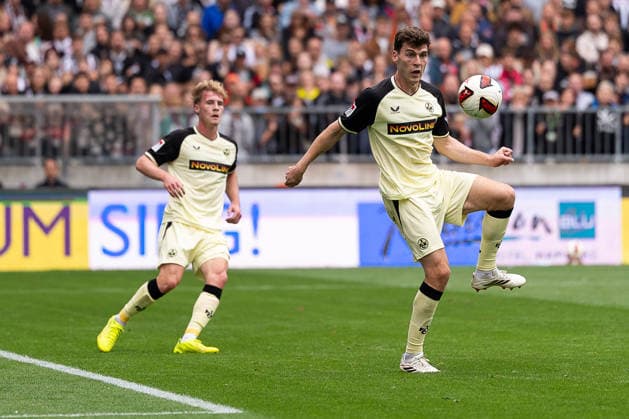 Jacob Rasmussen, 1 FC Kaiserslautern, 14, GER, FC St. Pauli vs. 1 FC Kaiserslautern, Soccer, 2. Bundesliga, Matchday 3, 2026–2027 Season, August 30, 2026 DFL regulations prohibit any use of photographs as image sequences and or quasi-video, GER, FC St. Pauli vs. 1. FC Kaiserslautern, Soccer, 2. Bundesliga, Matchday 3, 2026–2027 Season, August 30, 2026, Hamburg Copyright: xEibner-Pressefoto MaxxVincenx EP_MVN