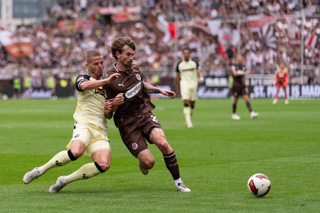 Jan Elvedi, 1 FC Kaiserslautern, 33, in a tackle with Connor Metcalfe, FC St. Pauli, 24, GER, FC St. Pauli vs. 1 FC Kaiserslautern, soccer, 2. Bundesliga, Matchday 3, 2026–2027 season, August 30, 2026 DFL regulations prohibit any use of photographs as image sequences and or quasi-video, GER, FC St. Pauli vs. 1. FC Kaiserslautern, soccer, 2. Bundesliga, Matchday 3, 2026–2027 season, August 30, 2026, Hamburg Copyright: xEibner-Pressefoto MaxxVincenx EP_MVN