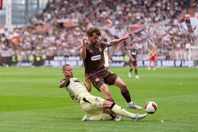 Jan Elvedi, 1 FC Kaiserslautern, 33, in a tackle with Connor Metcalfe, FC St. Pauli, 24, GER, FC St. Pauli vs. 1 FC Kaiserslautern, soccer, 2. Bundesliga, Matchday 3, 2026–2027 season, August 30, 2026 DFL regulations prohibit any use of photographs as image sequences and or quasi-video, GER, FC St. Pauli vs. 1. FC Kaiserslautern, soccer, 2. Bundesliga, Matchday 3, 2026–2027 season, August 30, 2026, Hamburg Copyright: xEibner-Pressefoto MaxxVincenx EP_MVN