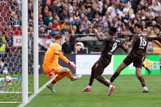Goalkeeper Julian Krahl, 1. FC Kaiserslautern, 01 Save, Abdoulie Ceesay, FC St. Pauli, 09, Taichi Hara, FC St. Pauli, 18, GER, FC St. Pauli vs. 1 FC Kaiserslautern, Soccer, 2. Bundesliga, Matchday 3, 2026–2027 Season, August 30, 2026 DFL regulations prohibit any use of photographs as image sequences and or quasi-video (GER), FC St. Pauli vs. 1. FC Kaiserslautern, soccer, 2. Bundesliga, Matchday 3, 2026–2027 season, August 30, 2026, Hamburg Copyright: xEibner-Pressefoto MaxxVincenx EP_MVN