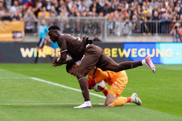 Abdoulie Ceesay, FC St. Pauli, 09—Collision with goalkeeper Julian Krahl, 1. FC Kaiserslautern, 01, GER, FC St. Pauli vs. 1 FC Kaiserslautern, soccer, 2. Bundesliga, Matchday 3, 2026–2027 season, August 30, 2026 DFL regulations prohibit any use of photographs as image sequences and or quasi-video GER, FC St. Pauli vs. 1. FC Kaiserslautern, Soccer, 2. Bundesliga, Matchday 3, 2026–2027 Season, August 30, 2026, Hamburg Copyright: xEibner-Pressefoto MaxxVincenx EP_MVN