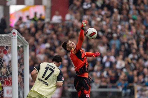 Goalkeeper Ben Voll, FC St. Pauli, 01, makes a clear save against Erencan Yardimci, 1, FC Kaiserslautern, 17, GER, FC St. Pauli vs. 1 FC Kaiserslautern, Soccer, 2. Bundesliga, Matchday 3, 2026–2027 Season, August 30, 2026 DFL regulations prohibit any use of photographs as image sequences and or quasi-video, GER, FC St. Pauli vs. 1 FC Kaiserslautern, soccer, 2. Bundesliga, Matchday 3, 2026–2027 season, August 30, 2026, Hamburg Copyright: xEibner-Pressefoto MaxxVincenx EP_MVN