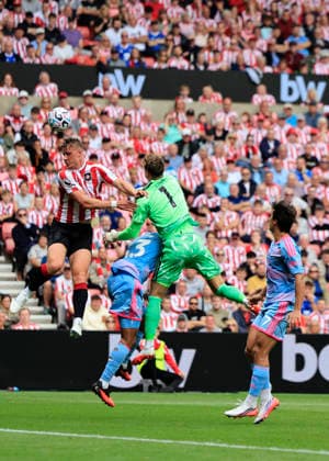 Sunderland v Fulham Premier League Bernd Leno of Fulham (middle) punches ball clear under pressure from Daniel Ballard of Sunderland (left) during the Premier League match at the Stadium of Light, Sunderland 30 08 2026 UK Newspapers OUT Copyright: xFredxPalmerx FIL-23863-0067
