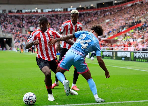 Sunderland v Fulham Premier League Oscar Bobb of Fulham (right) is tackled by Noah Sadiki of Sunderland (left) during the Premier League match at the Stadium of Light, Sunderland 30 08 2026 UK Newspapers OUT Copyright: xFredxPalmerx FIL-23863-0072
