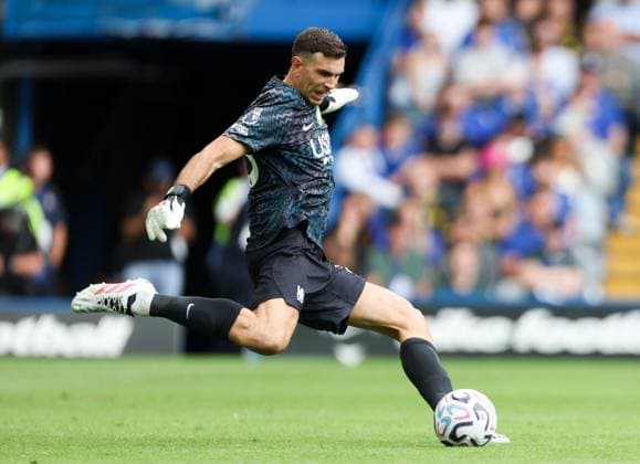 Emiliano Martinez of Chelsea kicks the ball Chelsea v Brighton and Hove Albion, Premier League, Football, Stamford Bridge, London, UK, 30 08 2026, England - 30 Aug 2026London Stamford Bridge England United Kingdom EDITORIAL USE ONLY No use with unauthorised audio, video, data, fixture lists, club league logos or live services. Online in-match use limited to 120 images, no video emulation. No use in betting, games or single club league player publications.  Copyright: xHanc WiredxPhotos Shutterstockx 17125813ai