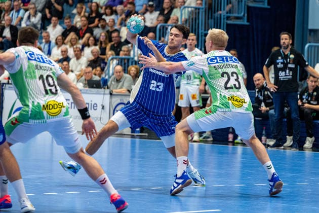 Opel Handball Bundesliga, VfL Gummersbach vs. SC Magdeburg, August 30, 2026, Nikola Roganovic VfL Gummersbach 23, Magnus Saugstrup SC Magdeburg 23, Opel Handball Bundesliga, VfL Gummersbach vs. SC Magdeburg, August 30, 2026 Copyright: xBEAUTIFULxSPORTS Erlhofx