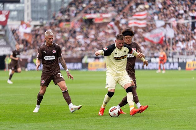 Marlon Ritter (1 FC Kaiserslautern), 07, in a tackle with Tomoya Ando (FC St. Pauli), 15, and Louis Oppie (FC St. Pauli), 23, GER, FC St. Pauli vs. 1 FC Kaiserslautern, Soccer, 2. Bundesliga, Matchday 3, 2026–2027 Season, August 30, 2026 DFL regulations prohibit any use of photographs as image sequences and or quasi-video, GER, FC St. Pauli vs. 1. FC Kaiserslautern, Soccer, 2. Bundesliga, Matchday 3, 2026–2027 Season, August 30, 2026, Hamburg Copyright: xEibner-Pressefoto MaxxVincenx EP_MVN