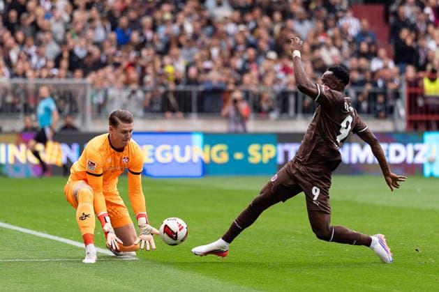 Goalkeeper Julian Krahl, 1 FC Kaiserslautern, 01 save against Abdoulie Ceesay, FC St. Pauli, 09, GER, FC St. Pauli vs. 1 FC Kaiserslautern, Soccer, 2. Bundesliga, Matchday 3, 2026–2027 season, August 30, 2026 DFL regulations prohibit any use of photographs as image sequences and or quasi-video, GER, FC St. Pauli vs. 1. FC Kaiserslautern, soccer, 2. Bundesliga, Matchday 3, 2026–2027 season, August 30, 2026, Hamburg Copyright: xEibner-Pressefoto MaxxVincenx EP_MVN