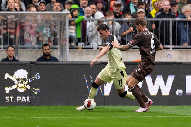 Erencan Yardimci, 1 FC Kaiserslautern, 17, dribbling past Marcus Mathisen, FC St. Pauli, 06, GER, FC St. Pauli vs. 1 FC Kaiserslautern, soccer, 2. Bundesliga, Matchday 3, 2026–2027 season, August 30, 2026 DFL regulations prohibit any use of photographs as image sequences and or quasi-video, GER, FC St. Pauli vs. 1. FC Kaiserslautern, Soccer, 2. Bundesliga, Matchday 3, 2026–2027 Season, August 30, 2026, Hamburg Copyright: xEibner-Pressefoto MaxxVincenx EP_MVN