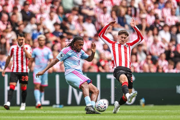 Sunderland v Fulham - Premier League 2026 27 Trai Hume of Sunderland blocks a pass from Alex Iwobi of Fulham during the Premier League match between Sunderland and Fulham at the Stadium of Light in Sunderland, United Kingdom, on August 30, 2026. Sunderland Tyne and Wear United Kingdom  Copyright: xNewsxImagesx originalFilename:cosgrove-premierl260830_npnXt.jpg
