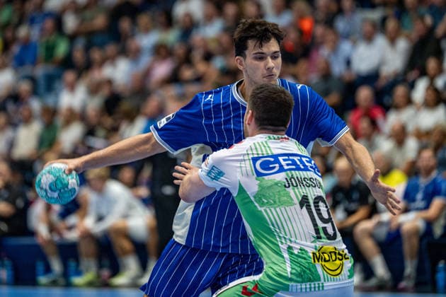 Opel Handball Bundesliga, VfL Gummersbach vs. SC Magdeburg, August 30, 2026, Nikola Roganovic VfL Gummersbach 23, Elvar Örn Jonsson SC Magdeburg 19, Opel Handball Bundesliga, VfL Gummersbach vs. SC Magdeburg, August 30, 2026 Copyright: xBEAUTIFULxSPORTS Erlhofx