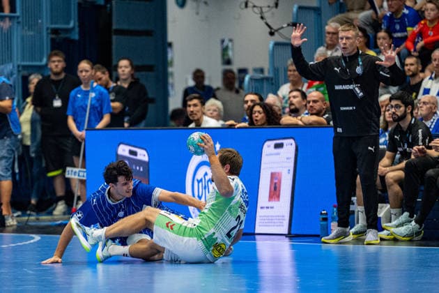 Opel Handball Bundesliga, VfL Gummersbach vs. SC Magdeburg, August 30, 2026 Nikola Roganovic VfL Gummersbach 23, Albin Lagergren, SC Magdeburg 21, Gudjon Valur Sigurdsson, coach of VfL Gummersbach, Opel Handball Bundesliga, VfL Gummersbach vs. SC Magdeburg, August 30, 2026 Copyright: xBEAUTIFULxSPORTS Erlhofx