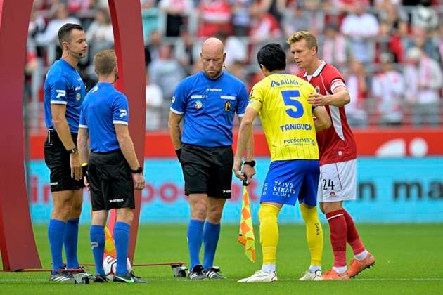 Royal Antwerp FC v Sint-Truidense VV - Jupiler Pro League DEURNE, BELGIUM - AUGUST 30 : Somers Thibo midfielder of Royal Antwerp FC and Taniguchi Shogo defender of Sint-Truidense VV during the Jupiler Pro League match between Royal Antwerp FC and Sint-Truidense VV on August 30, 2026 in Deurne, Belgium, 30 08 2026 Deurne Belgium  Copyright: xSesx