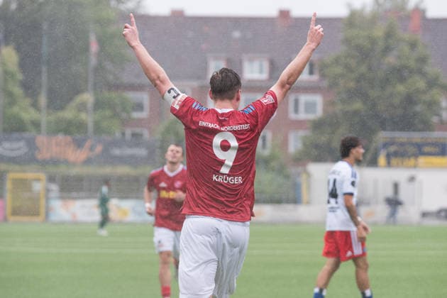 Soccer, 2026–27 Season, Regionalliga Nord, Hamburger SV II U21 vs. FC Eintracht Norderstedt, Hoheluft Stadium, Hamburg, August 30, 2026, Matchday 6: Lukas Felix Krüger (No. 9, EN03) raises his arms in celebration