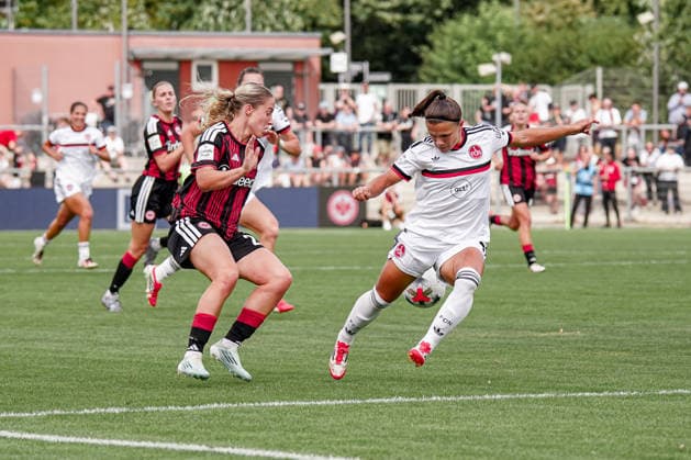 Deutschland: Fussball Saison 2026 2027 , Google Pixel Frauen-Bundesliga , 2. Spieltag , Eintracht Frankfurt Frauen vs. 1. FC Nürnberg Frauen - Stadion am Brentanobad (Frankfurt am Main) : Danique Tolhoek (Eintracht Frankfurt Frauen, 22) im Zweikampf mit Charline Coutel (1. FC Nürnberg Frauen, 6) Frankfurt am Main Stadion am Brentanobad Deutschland Germany *** Germany Soccer Season 2026–2027, Google Pixel Women s Bundesliga, Matchday 2, Eintracht Frankfurt Women vs. 1. FC Nürnberg Women, Stadion am Brentanobad, Frankfurt am Main, Danique Tolhoek (Eintracht Frankfurt Women, 22) in a tackle with Charline Coutel (1. FC Nürnberg Women, 6), Frankfurt am Main, Stadion am Brentanobad, Germany Copyright: xBennetxLongx