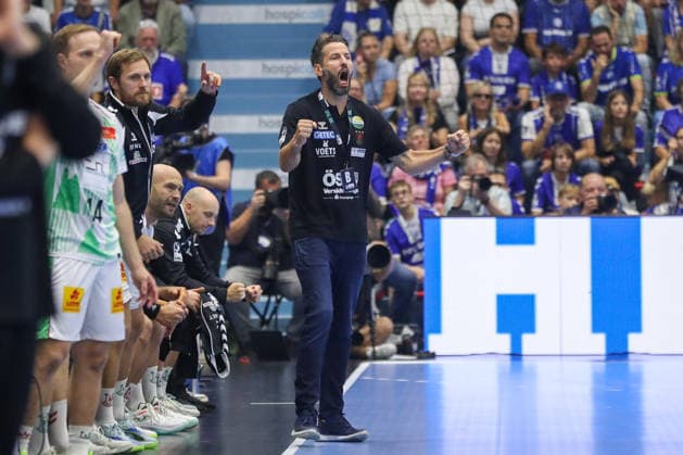 August 30, 2026, xgox, Handball Opel HBL VfL Gummersbach vs. SC Magdeburg emspor, from left: Bennet Wiegert (Magdeburg), coach celebrating, goal celebration, celebrating the goal, Gummersbach celebration