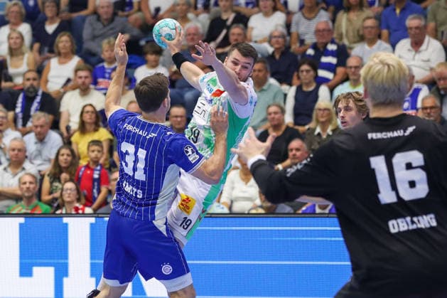 August 30, 2026, xgox, Handball Opel HBL VfL Gummersbach vs. SC Magdeburg, from left: Elvar Oern Jonsson (Magdeburg), 19 shots on goal, goal scorers, scores a goal, goal, scores the goal (Gummersbach)