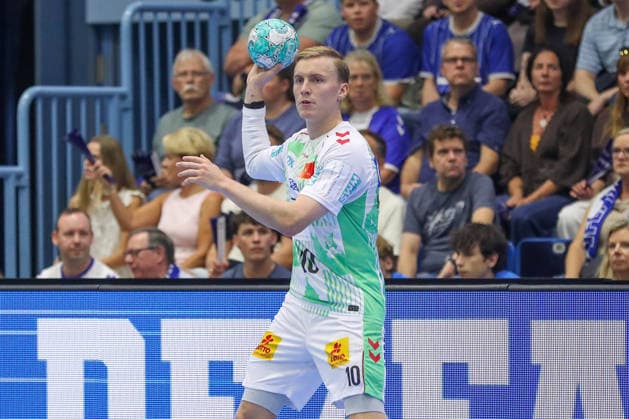 August 30, 2026, xgox, Handball Opel HBL VfL Gummersbach vs. SC Magdeburg emspor, from left: Gisli, Thorgeir, Kristjansson (Magdeburg), 10 on the ball, plays the ball (Gummersbach)