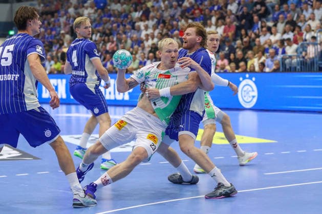 August 30, 2026, xgox, Handball Opel HBL VfL Gummersbach vs. SC Magdeburg, from left: Magnus Saugstrup (Magdeburg), 23, Tom Kiesler (Gummersbach), 30; duel, battle, tackle, Gummersbach