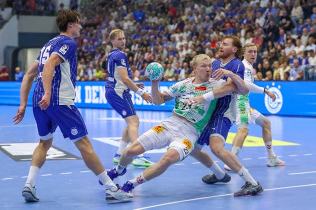 August 30, 2026, xgox, Handball Opel HBL VfL Gummersbach vs. SC Magdeburg, from left: Magnus Saugstrup (Magdeburg), 23, Tom Kiesler (Gummersbach), 30; duel, battle, tackle, Gummersbach
