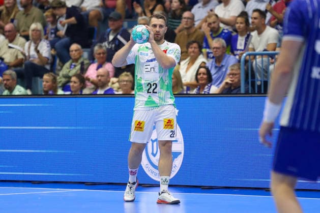 August 30, 2026, xgox, Handball Opel HBL VfL Gummersbach vs. SC Magdeburg, from left: Lukas Mertens (Magdeburg), 22 with the ball, plays the ball (Gummersbach)