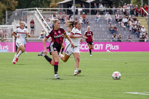 Deutschland: Fussball Saison 2026 2027 , Google Pixel Frauen-Bundesliga , 2. Spieltag , Eintracht Frankfurt Frauen vs. 1. FC Nürnberg Frauen - Stadion am Brentanobad (Frankfurt am Main) : Laura Freigang (Eintracht Frankfurt Frauen, 10) im Zweikampf mit Alexsandra Lobanova (1. FC Nürnberg Frauen, 4) Frankfurt am Main Stadion am Brentanobad Deutschland Germany *** Germany Soccer Season 2026–2027, Google Pixel Women s Bundesliga, Matchday 2, Eintracht Frankfurt Women vs. 1. FC Nürnberg Women, Stadion am Brentanobad, Frankfurt am Main, Laura Freigang (Eintracht Frankfurt Women, No. 10) in a tackle with Alexsandra Lobanova (1. FC Nürnberg Women, No. 4), Frankfurt am Main, Stadion am Brentanobad, Germany Copyright: xBennetxLongx