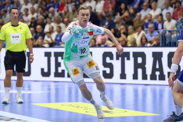 August 30, 2026, xgox, Handball, Opel HBL, VfL Gummersbach vs. SC Magdeburg, emspor, from left: Gisli, Thorgeir, Kristjansson (Magdeburg); 10 on the ball, plays the ball (Gummersbach)