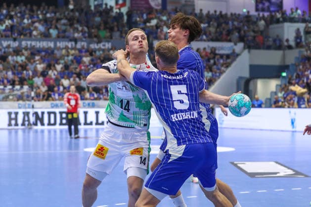 August 30, 2026, xgox, Handball Opel HBL VfL Gummersbach SC Magdeburg emspor, from left: Miro Schluroff (Gummersbach), 15, Omar Ingi Magnusson (Magdeburg), 14, Tilen Kodrin (Gummersbach), 5; duel, battle, tackle (Gummersbach)