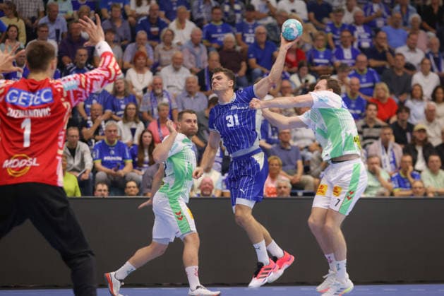 August 30, 2026, xtgx, Opel HBL Handball, VfL Gummersbach vs. SC Magdeburg emspor, from left: Kay Smits (Gummersbach), 31, takes a shot, goal scorer, scores a goal, Gummersbach