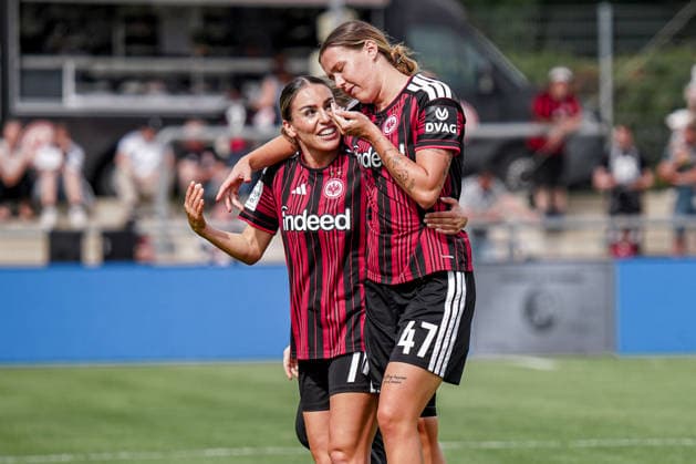 Deutschland: Fussball Saison 2026 2027 , Google Pixel Frauen-Bundesliga , 2. Spieltag , Eintracht Frankfurt Frauen vs. 1. FC Nürnberg Frauen - Stadion am Brentanobad (Frankfurt am Main) : ErÃ«leta Memeti Ereleta Memeti (Eintracht Frankfurt Frauen, 7) mit verletzter Larissa Mühlhaus (Eintracht Frankfurt Frauen, 47) Frankfurt am Main Stadion am Brentanobad Deutschland Germany *** Germany Soccer Season 2026–2027, Google Pixel Women s Bundesliga, Matchday 2, Eintracht Frankfurt Women vs. 1. FC Nuremberg Women, Stadion am Brentanobad, Frankfurt am Main, Ereleta Memeti, Ereleta Memeti, Eintracht Frankfurt Women, 7 (with Larissa Mühlhaus injured), Eintracht Frankfurt Women, 47, Frankfurt am Main, Stadion am Brentanobad, Germany Copyright: xBennetxLongx