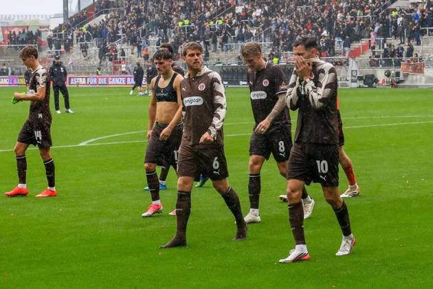Disappointment after the final whistle: Ahlstrand, Erik, Arkadiusz Pyrka, Marcus Mathisen, Eric Smith, Arkadiusz Pyrka, St. Pauli, Kaiserslautern, Germany, Hamburg, Millerntor, soccer, 2. Bundesliga, FC St. Pauli, FC Kaiserslautern