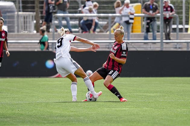 Deutschland: Fussball Saison 2026 2027 , Google Pixel Frauen-Bundesliga , 2. Spieltag , Eintracht Frankfurt Frauen vs. 1. FC Nürnberg Frauen - Stadion am Brentanobad (Frankfurt am Main) : Hanna Bennison (Eintracht Frankfurt Frauen, 8) im Zweikampf mit Louna Lapassouse (1. FC Nürnberg Frauen, 99) Frankfurt am Main Stadion am Brentanobad Deutschland Germany *** Germany Soccer Season 2026–2027, Google Pixel Women s Bundesliga, Matchday 2, Eintracht Frankfurt Women vs. 1. FC Nürnberg Women, Stadion am Brentanobad, Frankfurt am Main, Hanna Bennison (Eintracht Frankfurt Women, No. 8) in a tackle with Louna Lapassouse (1. FC Nürnberg Women, No. 99), Frankfurt am Main, Stadion am Brentanobad, Germany Copyright: xBennetxLongx