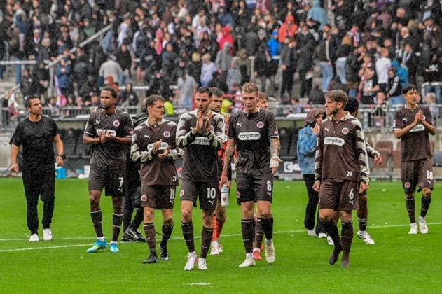 Disappointment after the final whistle Coach Marcel Rapp Youssoupha Niang Kaars Martijn Branimir Hrgota Eric Smith Marcus Mathisen Taichi Hara Pauli Kaiserslautern Germany, Hamburg, Millerntor, soccer, 2. Bundesliga, FC St. Pauli, FC Kaiserslautern