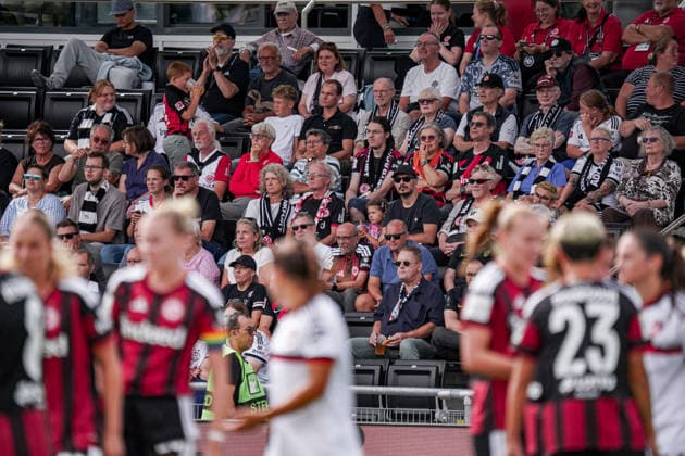 Deutschland: Fussball Saison 2026 2027 , Google Pixel Frauen-Bundesliga , 2. Spieltag , Eintracht Frankfurt Frauen vs. 1. FC Nürnberg Frauen - Stadion am Brentanobad (Frankfurt am Main) : Zuschauer, Stadion, Fans, Tribüne Frankfurt am Main Stadion am Brentanobad Deutschland Germany *** Germany Soccer Season 2026–2027, Google Pixel Women s Bundesliga, Matchday 2, Eintracht Frankfurt Women vs. 1. FC Nürnberg Women, Stadion am Brentanobad, Frankfurt am Main, Spectators, Stadium, Fans, Stands, Frankfurt am Main, Stadion am Brentanobad, Germany Copyright: xBennetxLongx